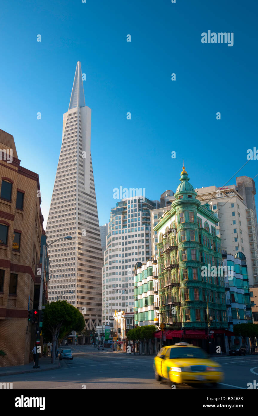 Stati Uniti, California, San Francisco, TransAmerica Building e Columbus Tower, noto anche come l'edificio Sentinel Foto Stock