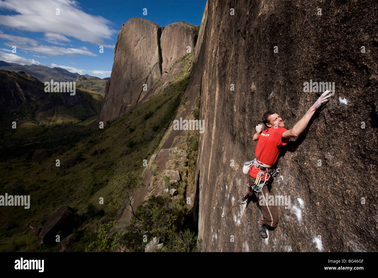 Un scalatore su un percorso molto difficile sulle falesie del massiccio Tsaranoro, Madagascar meridionale, Africa Foto Stock