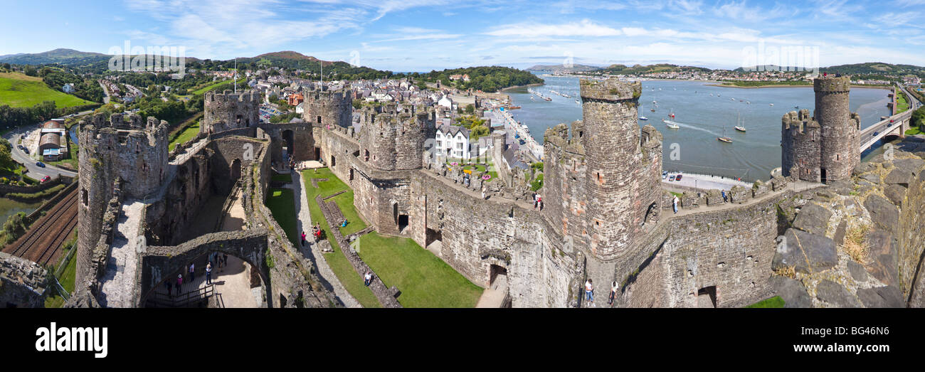 Una vista panoramica di Conwy (Conway) Castello, Conwy, Galles Foto Stock