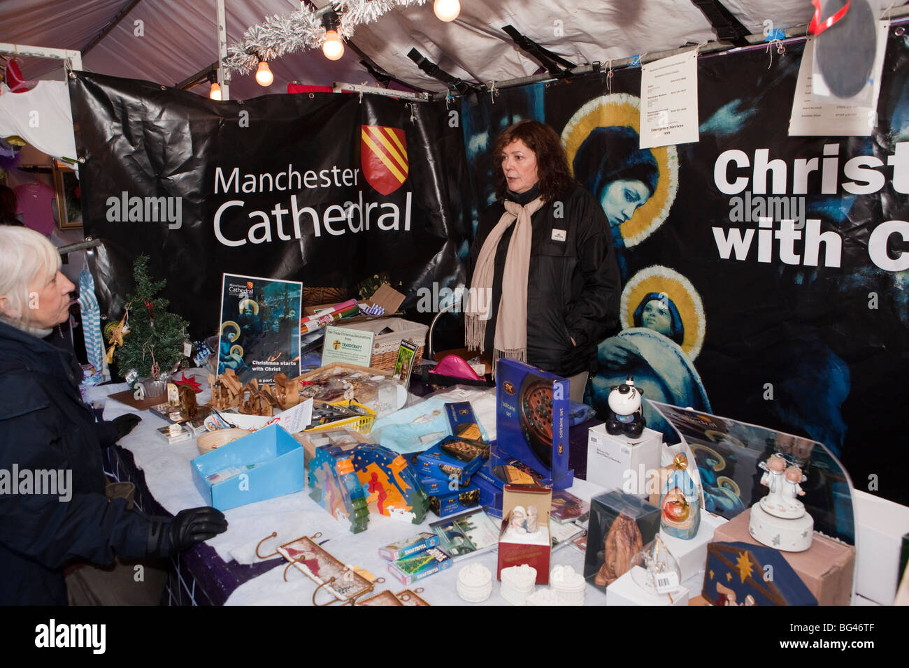 Regno Unito, Inghilterra, Manchester, Cateaton Street, Mercato di Natale, Cattedrale di Manchester stallo outreach Foto Stock