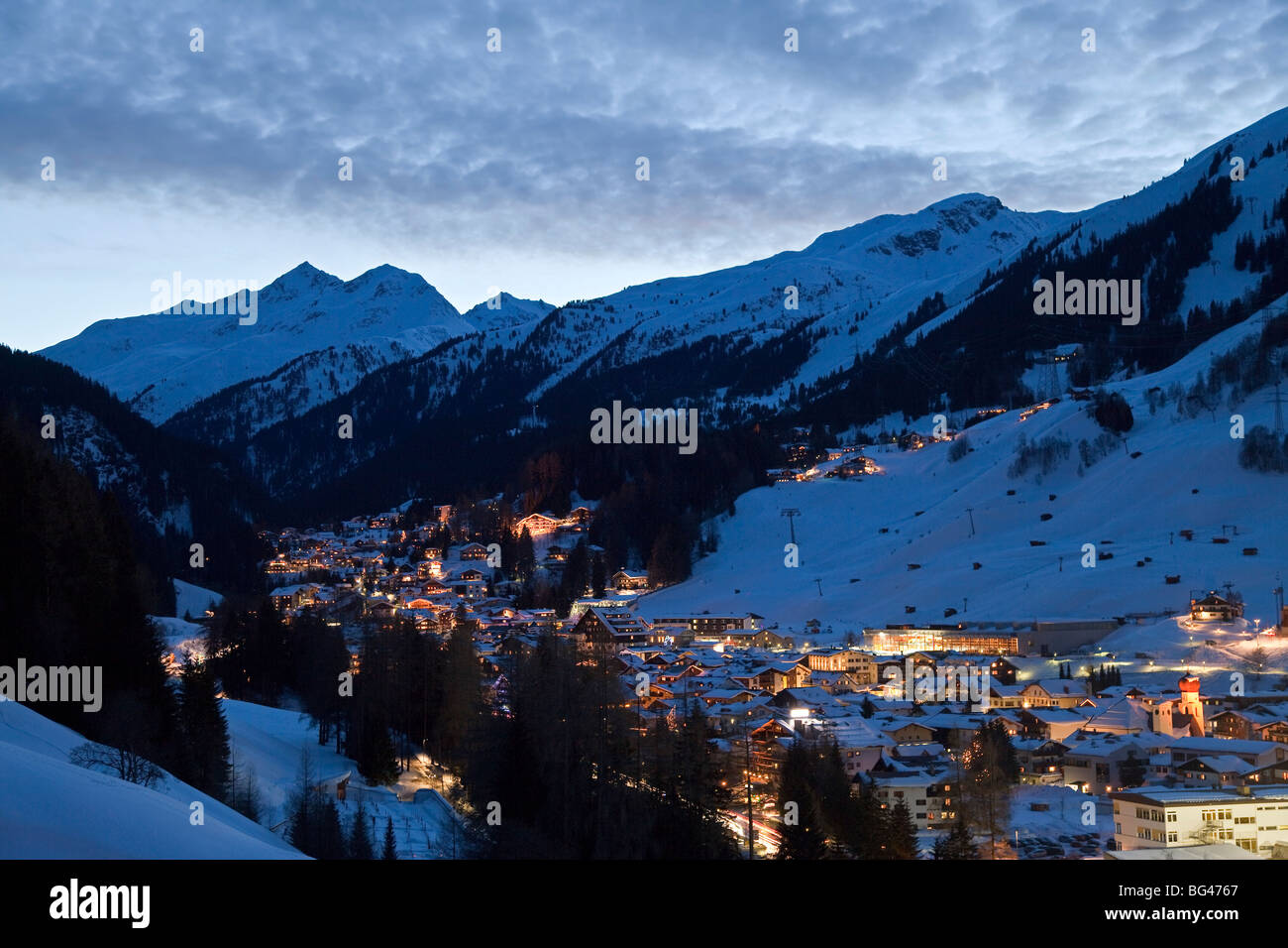 Austria, Tirolo, St. Anton am Arlberg, vista in elevazione al di sopra della stazione sciistica al crepuscolo Foto Stock