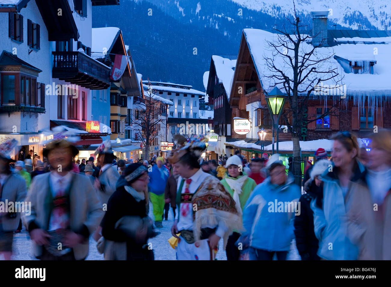 Europa Austria, Tirolo. St. Anton am Arlberg, Main Street in inverno Foto Stock