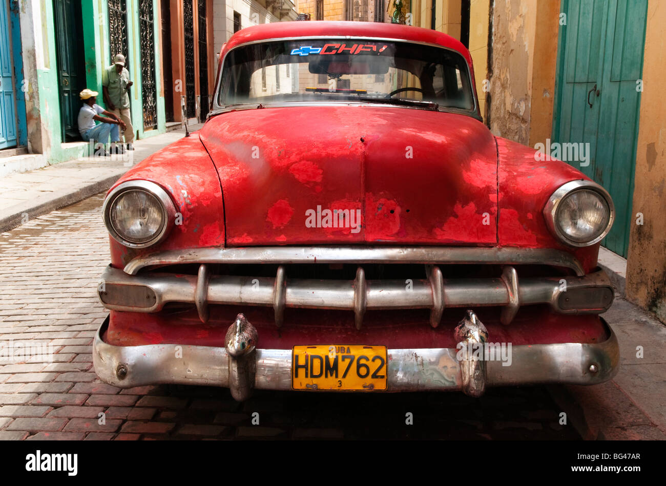 Auto rossa a l'Avana, Cuba, Caraibi Foto Stock