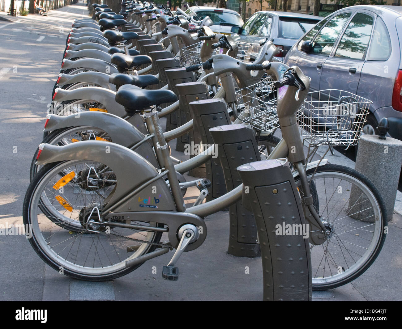 Una fila di cicli di Parigi in Francia vista dal lato. Close up Foto Stock