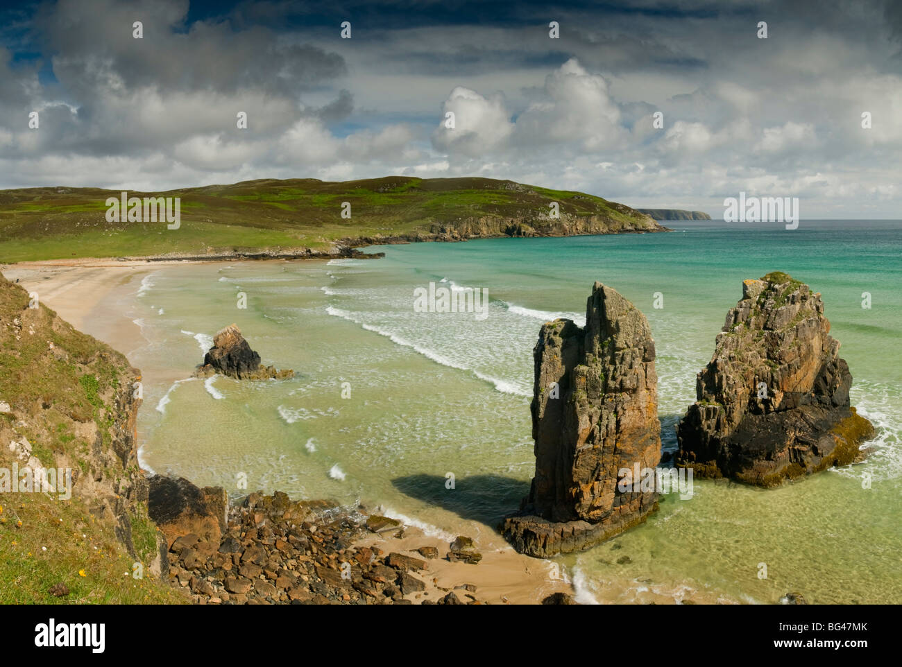 Pile di mare sulla spiaggia di Garry, Tolsta, isola di Lewis, Ebridi Esterne, Scotland, Regno Unito, Europa Foto Stock