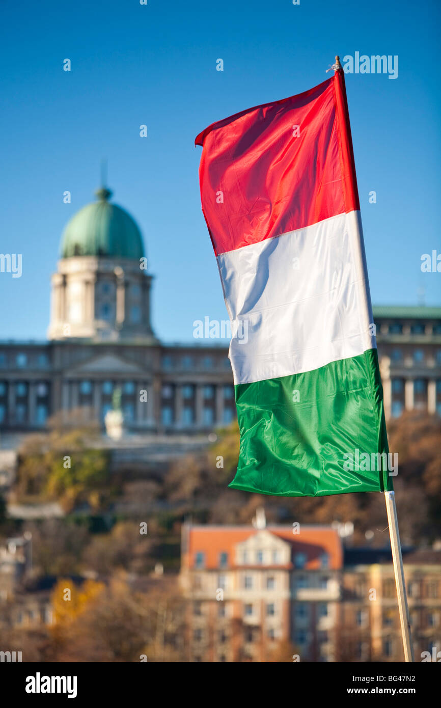 Bandiera nazionale & Royal Palace, Budapest, Ungheria Foto Stock