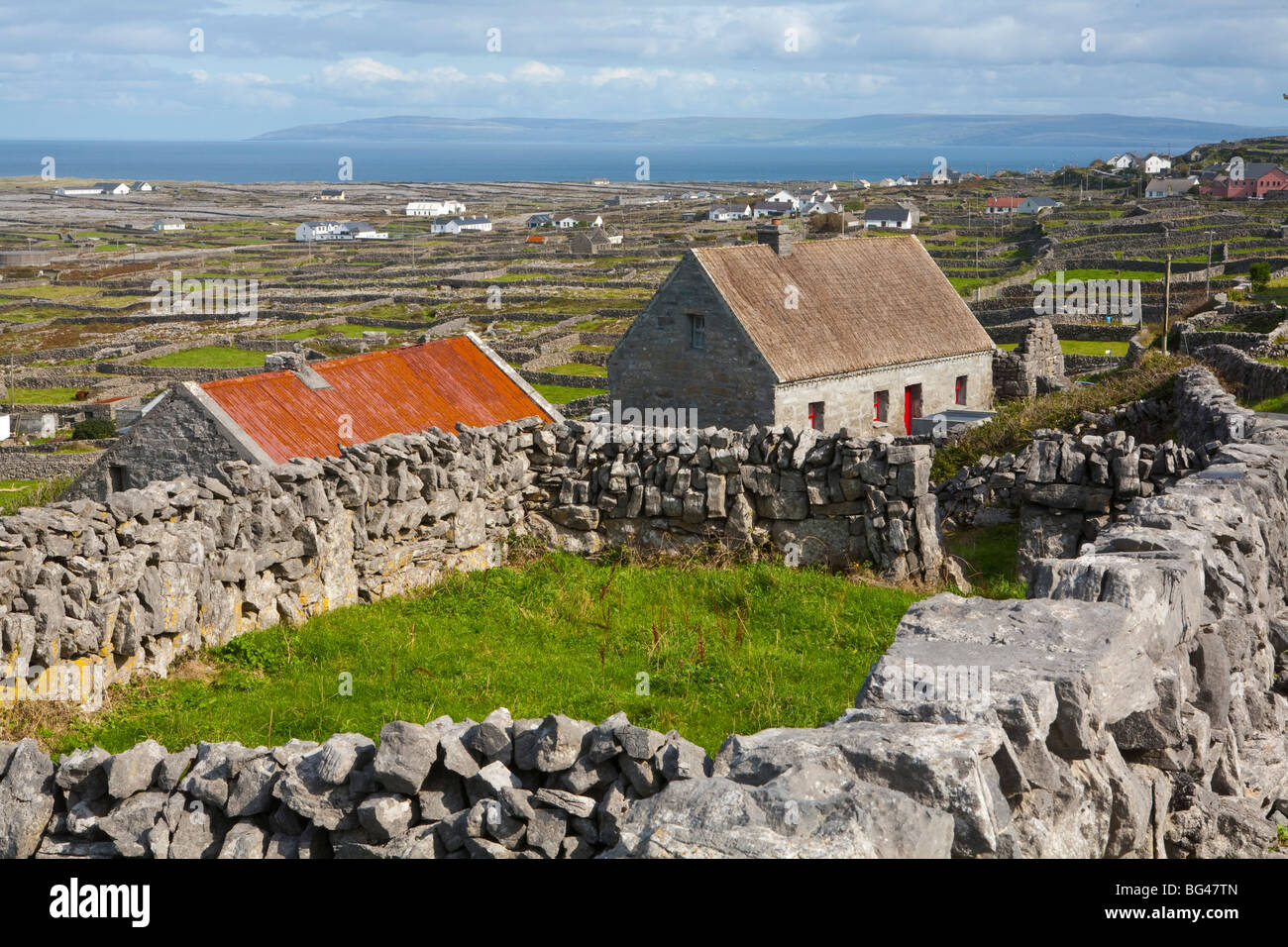 Tradizionale tetto in paglia Cottage, Inisheer, Isole Aran, Co. Galway, Irlanda Foto Stock