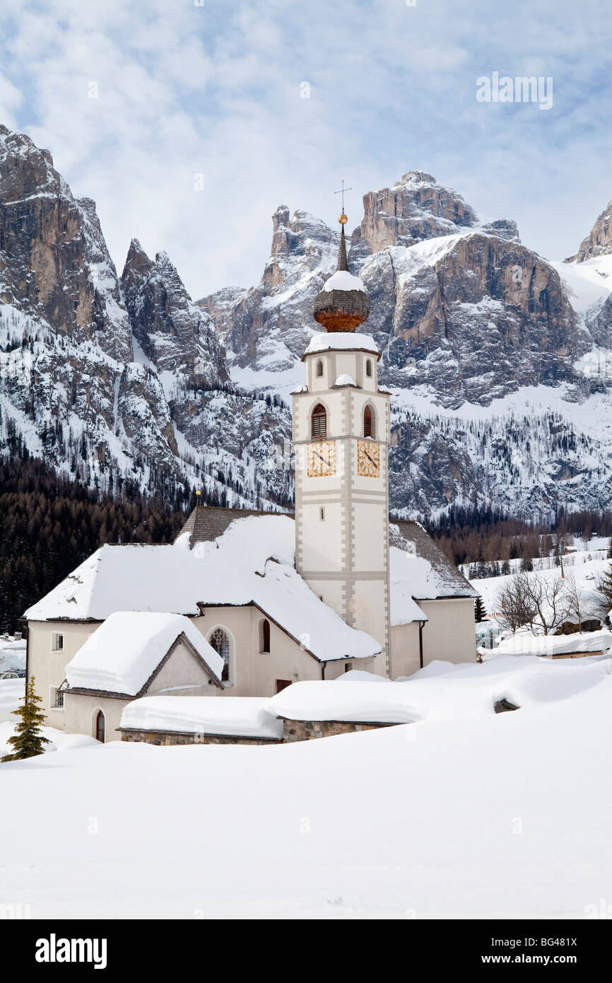Colfosco in Badia & massiccio del Sella gamma di montagne in inverno la neve, Dolomiti, Alto Adige, Trentino Alto Adige, Italia Foto Stock