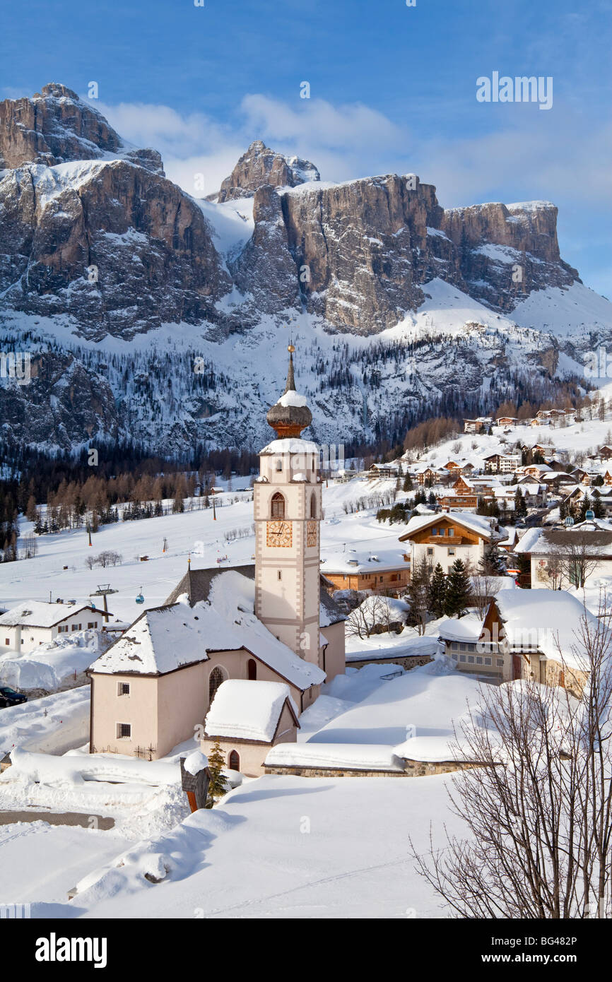 Chiesa di Colfosco, Badia e il massiccio del Sella gamma di Montagna, Dolomiti, Alto Adige, Trentino Alto Adige, Italia Foto Stock