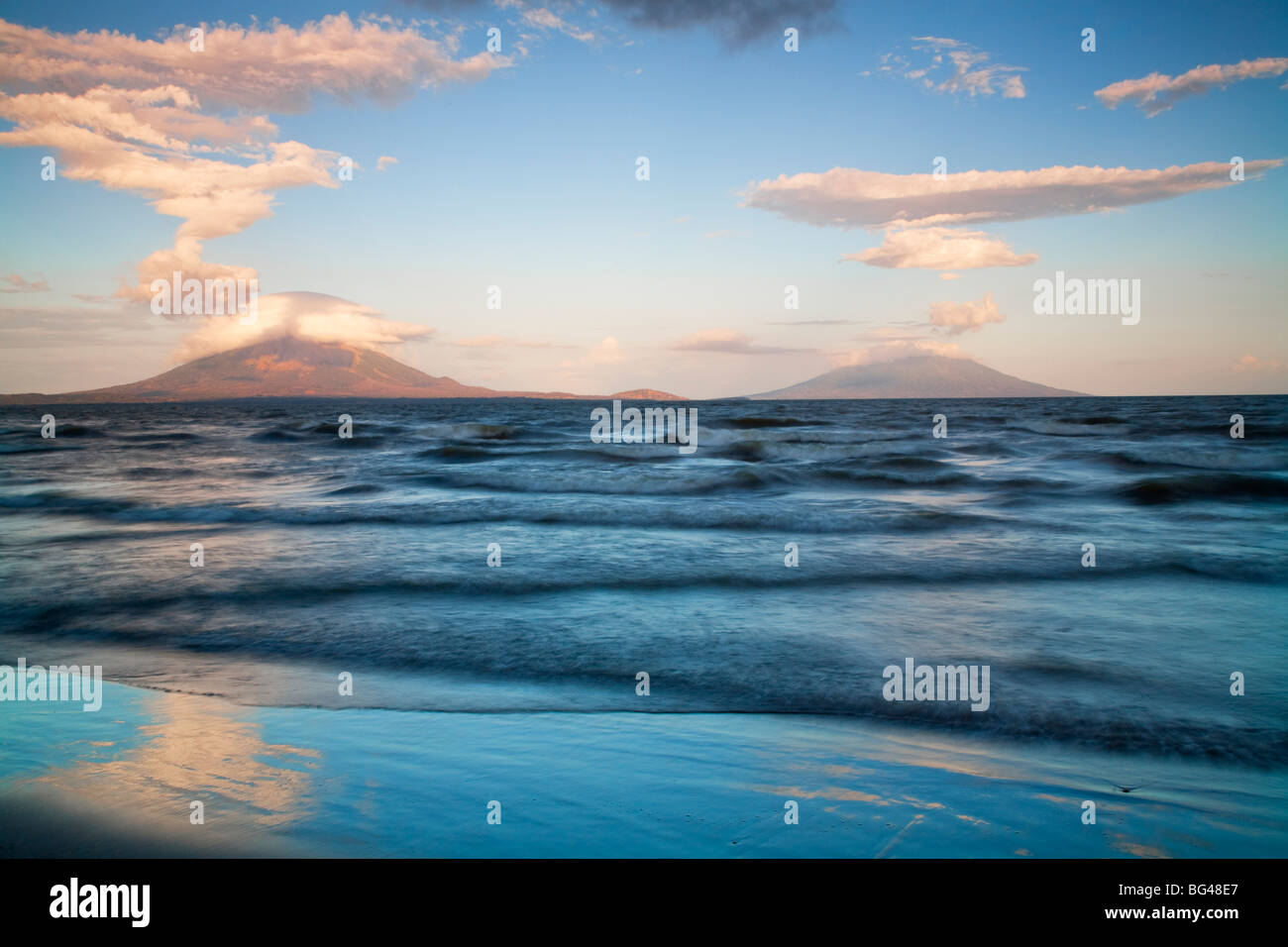 Nicaragua, vista da San Jorge di concezione e di Maderas vulcani, isola di Ometepe Foto Stock