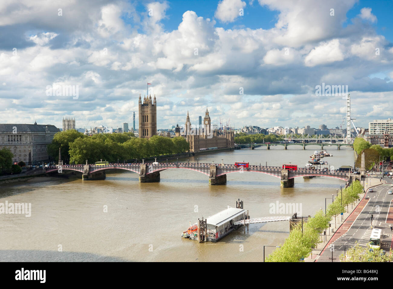 La Casa del Parlamento e il fiume Tamigi, London, England, Regno Unito Foto Stock