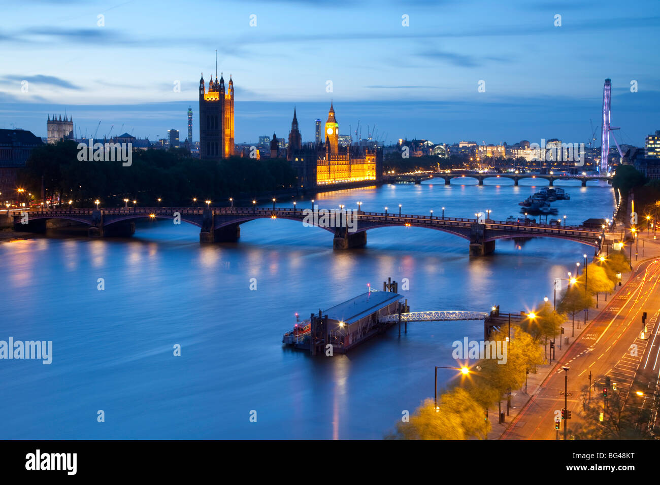 La Casa del Parlamento e il fiume Tamigi, London, England, Regno Unito Foto Stock