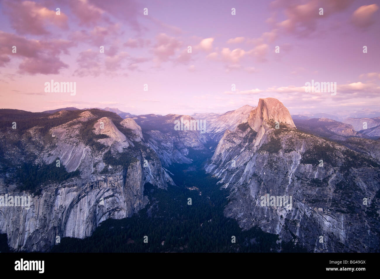 Stati Uniti d'America, in California, del Parco Nazionale Yosemite, ghiacciaio, il punto di vista della Cupola di mezza montagna e il Parco Nazionale di Yosemite Valley Foto Stock