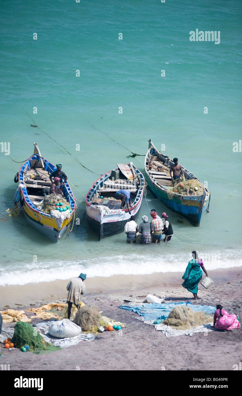 Lo scarico della mattina la cattura del pesce, Dhanushkodi, Tamil Nadu, India, Asia Foto Stock