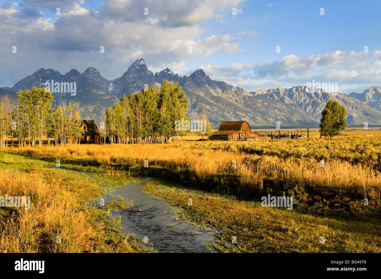 Fienile storico sulla fila di mormoni e Teton Mountain Range, il Parco Nazionale del Grand Teton, Wyoming USA Foto Stock