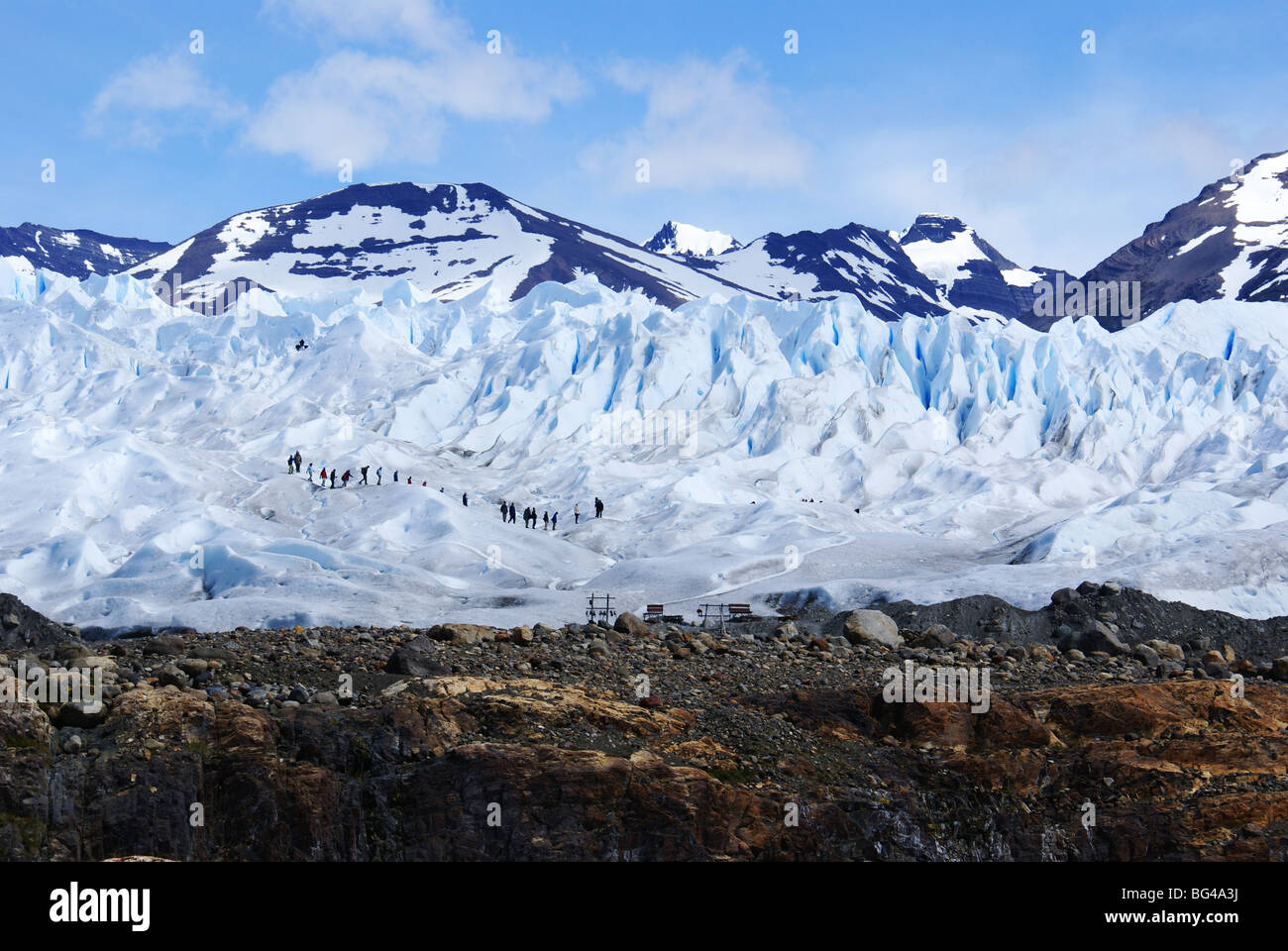 I turisti a piedi sul ghiacciaio Perito Moreno, parco nazionale Los Glaciares, Patagonia, Argentina, Sud America. Foto Stock