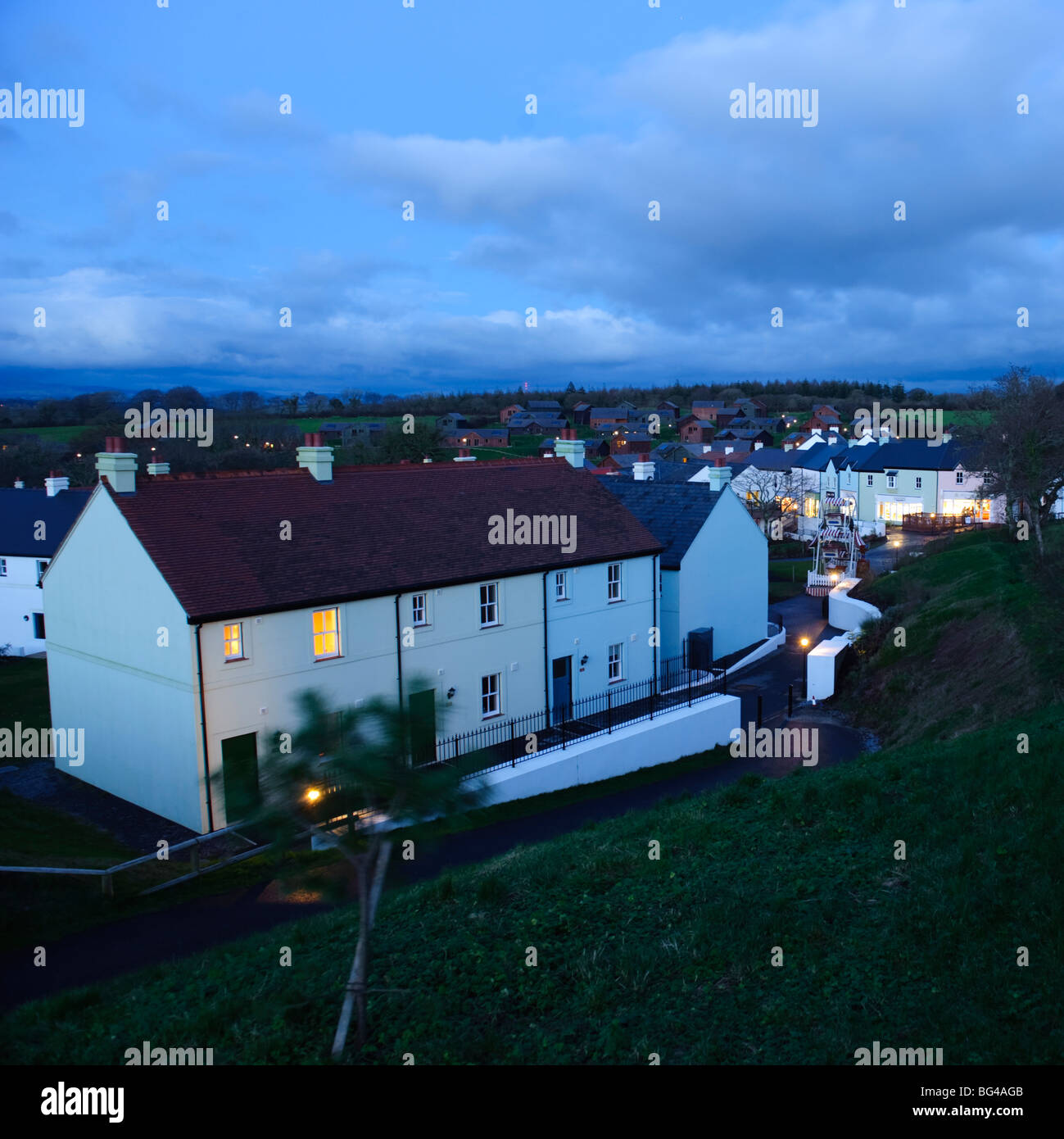 Vista serale del villaggio celtico a Bluestone centro vacanze, Pembrokeshire Wales UK Foto Stock