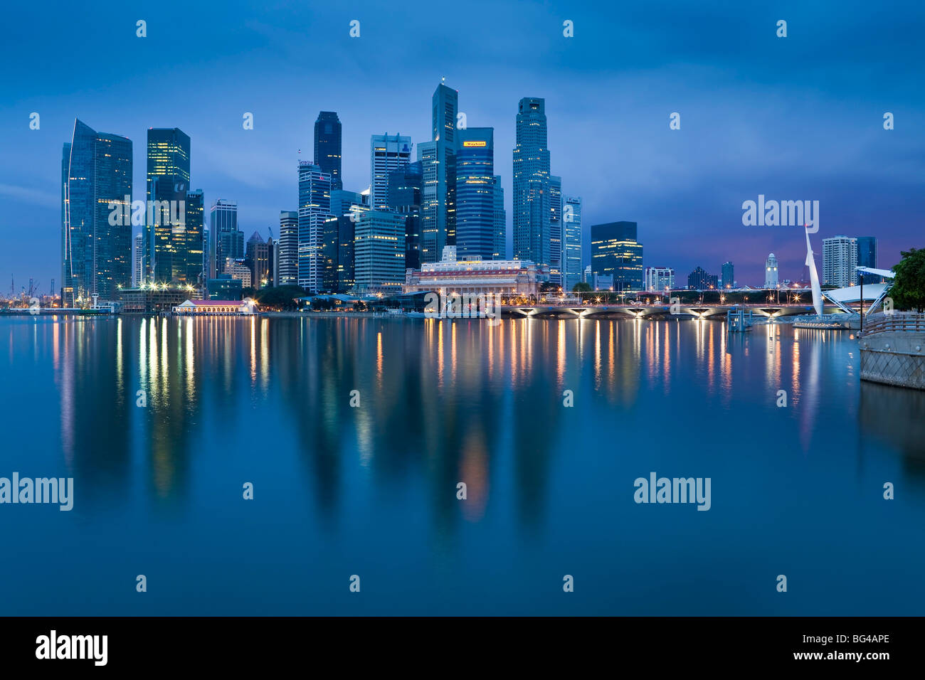 Asia, Singapore, Singapore Skyline e il quartiere finanziario sotto raccolta nubi Foto Stock