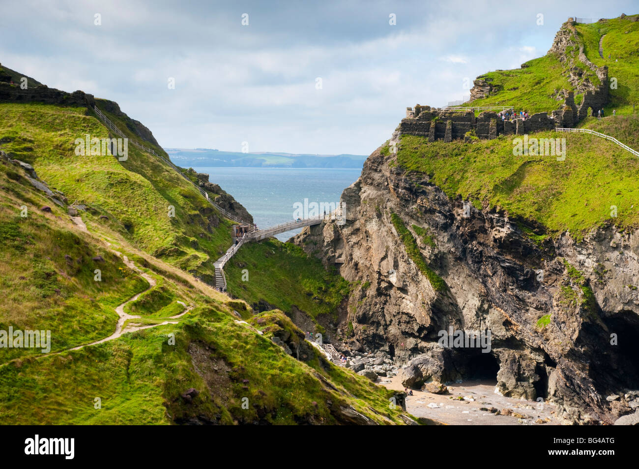 Regno Unito, Inghilterra, Cornwall, Tintagel Castle da sud-ovest Sentiero costiero Foto Stock