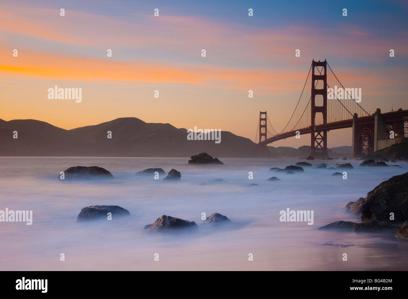 Stati Uniti, California, San Francisco Golden Gate Bridge da spiaggia Marshall Foto Stock