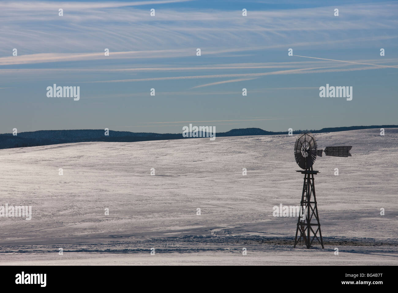 Stati Uniti d'America, Utah, Mt. Carmelo Junction, campo sotto la neve con il mulino a vento, inverno Foto Stock