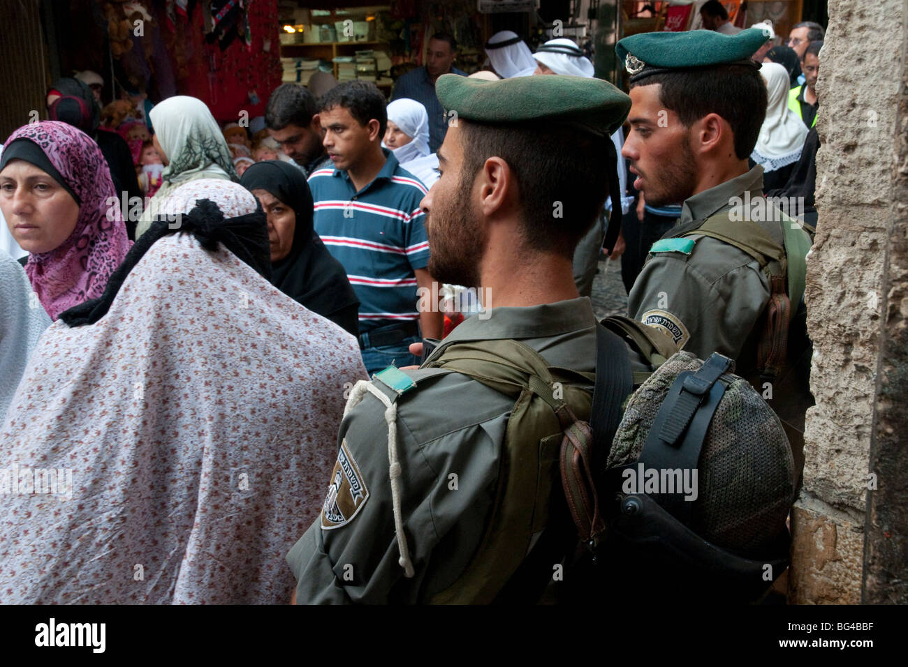 Israele. Gerusalemme la città vecchia. La folla di musulmani passando dalle forze di sicurezza israeliane Foto Stock