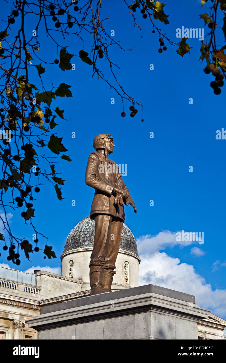 London ; Trafalgar Square ; quarto zoccolo ; AIR CHIEF MARSHAL Sir Keith Park ; scolpito da Les Johnson ; Novembre 2OO9 Foto Stock