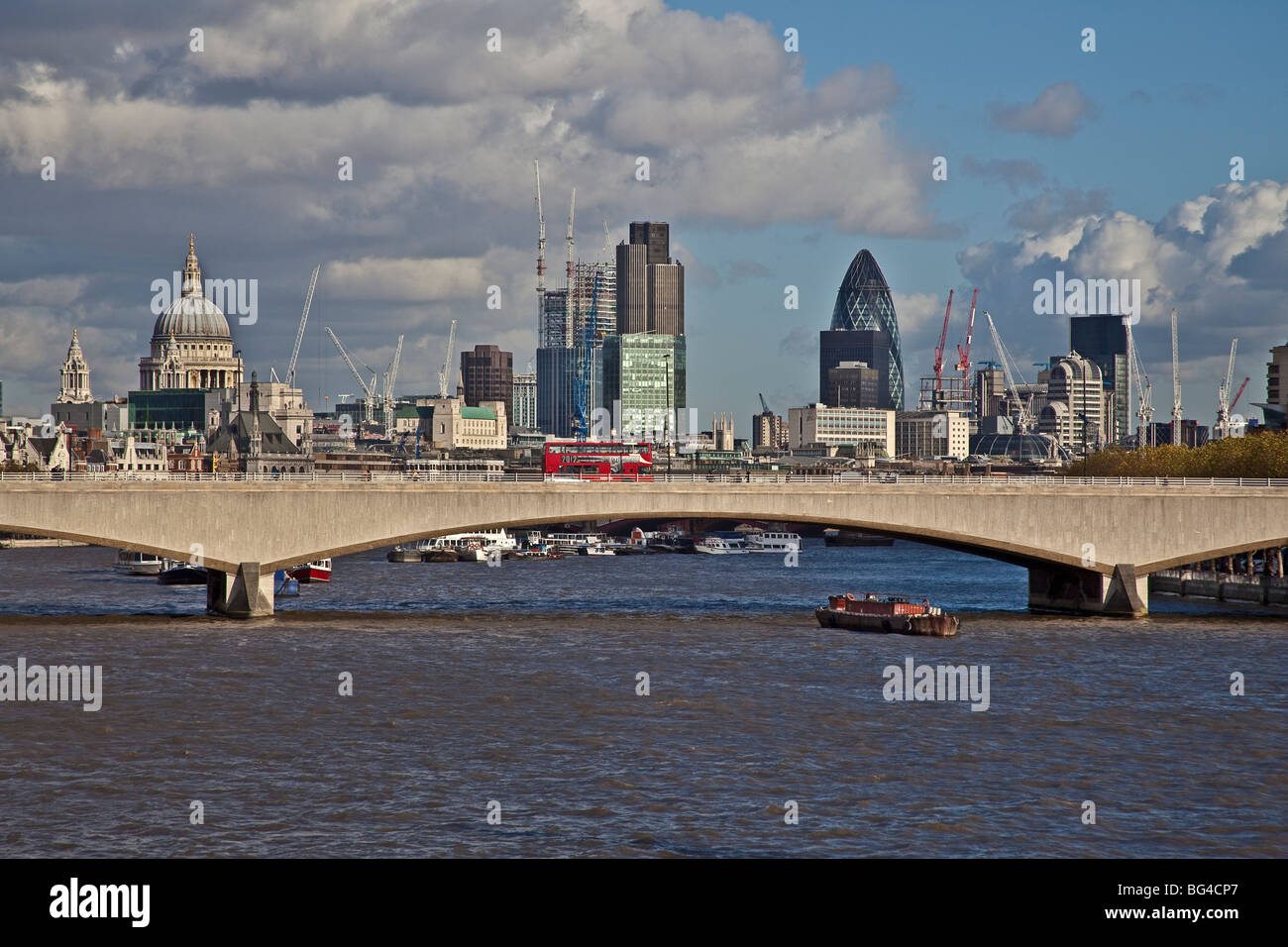 London ; Vista da Hungerford ponte di Waterloo Bridge e la città di Londra ; Novembre 2OO9 Foto Stock