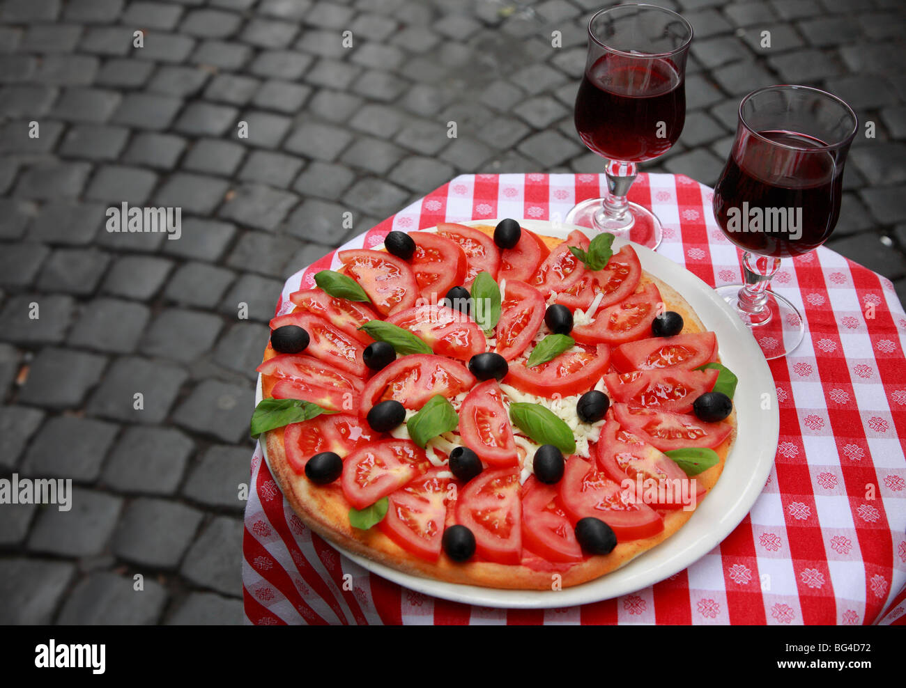 La Pizza Margherita su rosso tovaglia bianca Foto Stock