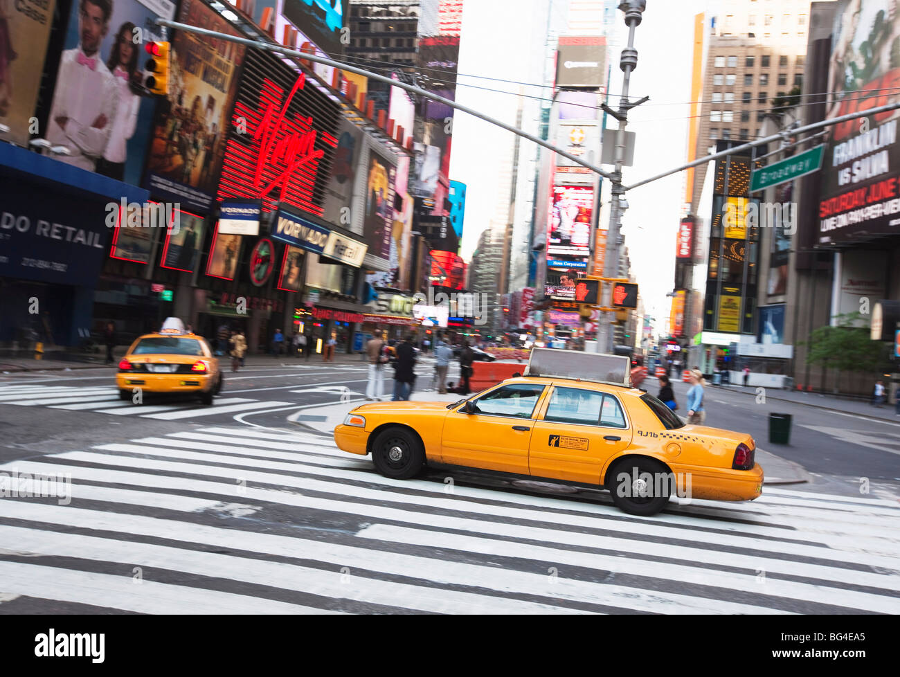 Taxi a Times Square e Midtown Manhattan, New York New York, Stati Uniti d'America, America del Nord Foto Stock