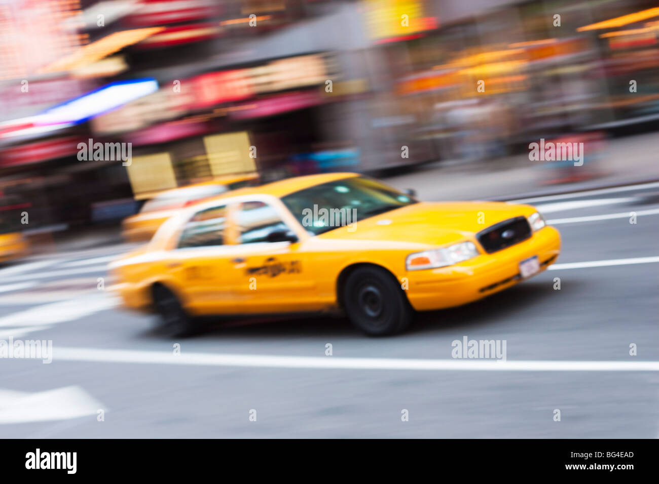 Taxi a Times Square e Midtown Manhattan, New York New York, Stati Uniti d'America, America del Nord Foto Stock