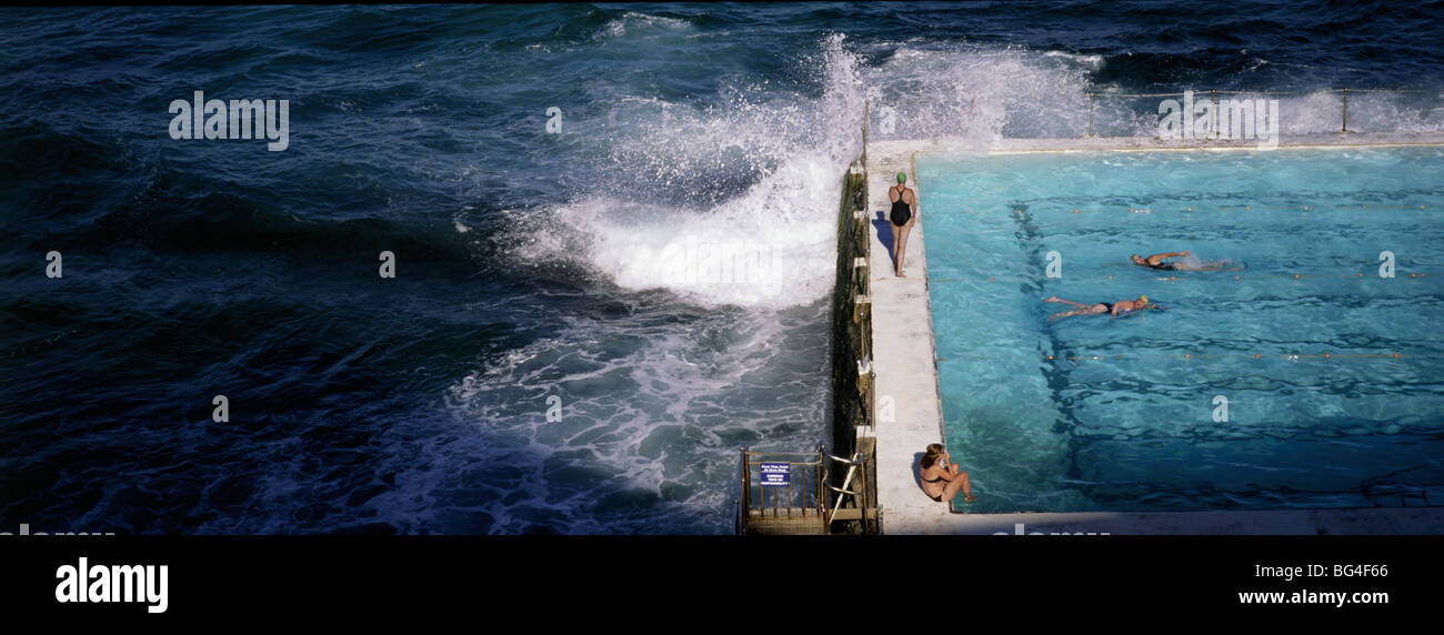 I nuotatori in Bondi iceberg piscina, Sydney, Nuovo Galles del Sud, Australia Pacific Foto Stock