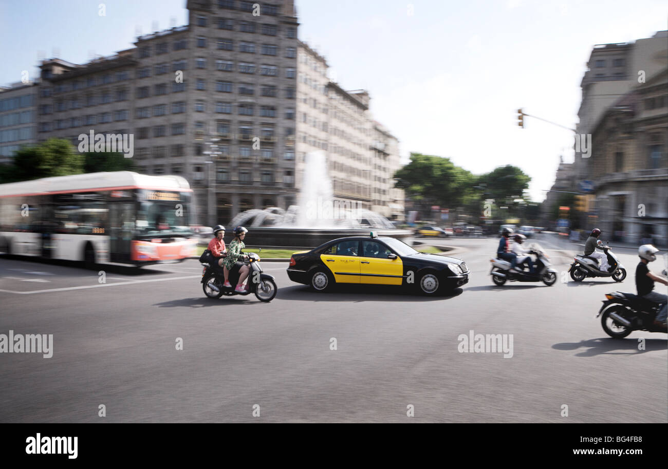 Ciclomotori, taxi e bus, Barcellona, in Catalogna, Spagna, Europa Foto Stock