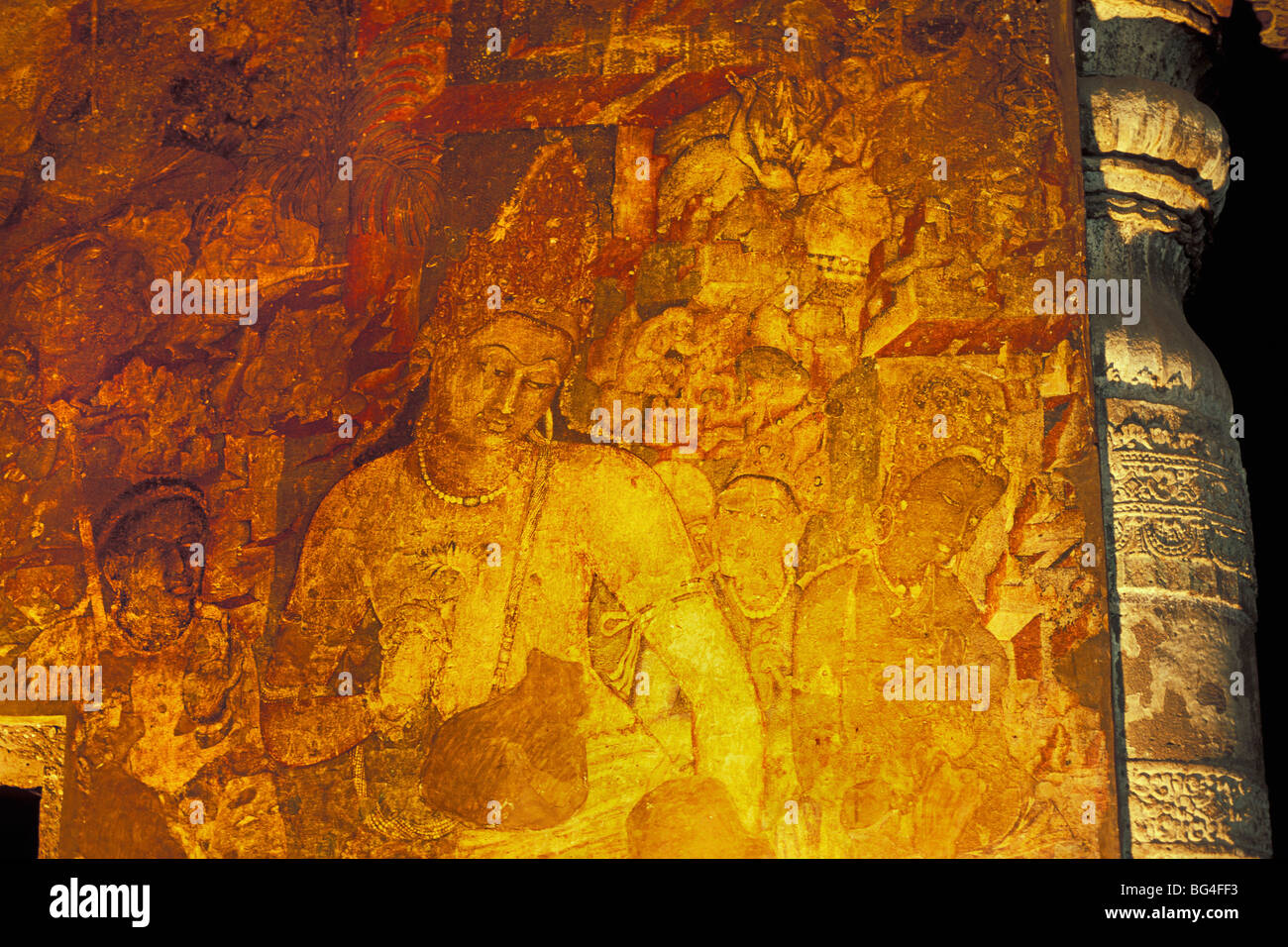 Pittura murale in grotta presso la grotta buddista sito di Ajanta, scolpito da una gola nel fiume Waghore, Ajanta, nello Stato del Maharashtra, India Foto Stock