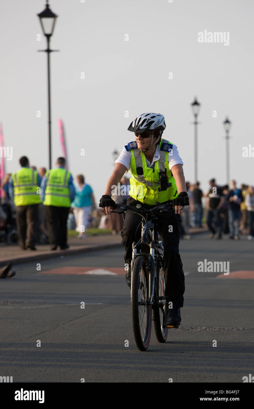 Femmina funzionario di polizia sul dazio Bicicletta Equitazione Foto Stock