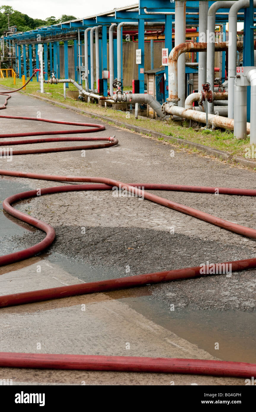 Fire i tubi flessibili e le tubazioni alla raffineria di petrolio Foto Stock