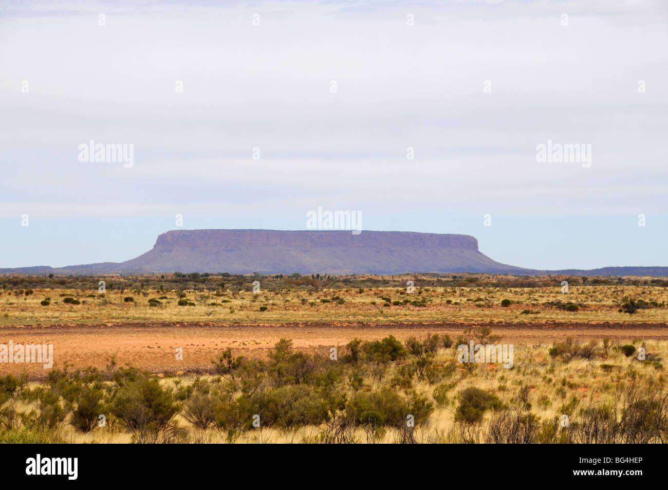 Mount Conner, spesso confusa per Uluru ( Ayres Rock) a Curtin molle a circa cinquanta chilometri da Ayres Rock Resort. Foto Stock