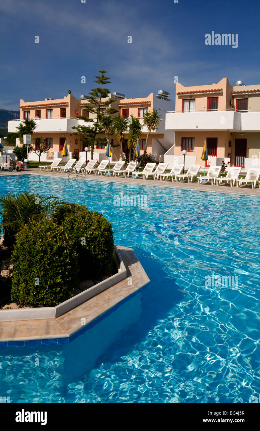 Appartamenti e piscina sull'isola greca di Kos nel Dodecanneso catena Foto Stock