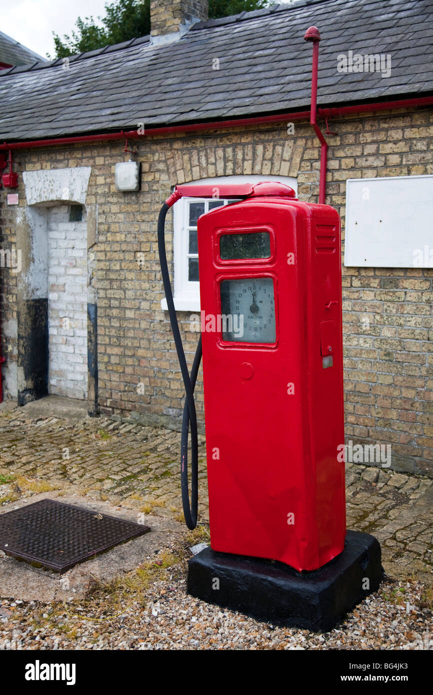 Raro, vecchia pompa di benzina sul lato strada, rosso della pompa carburante Foto Stock
