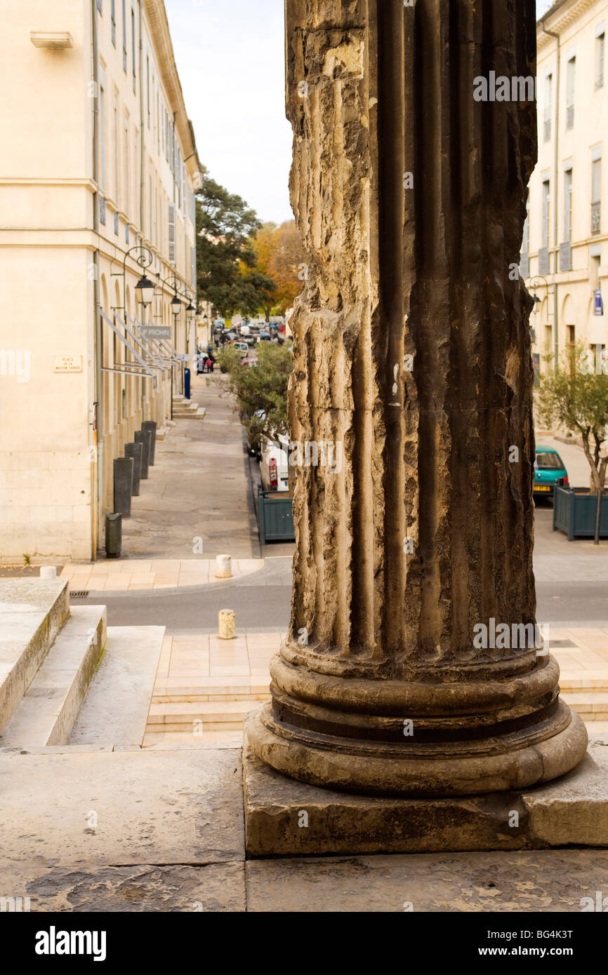 Particolare di una colonna della Maison Carree, un antico tempio romano, a Nimes, Francia Foto Stock