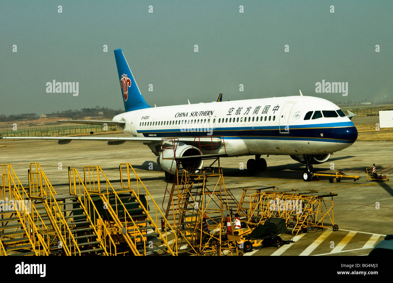 Il cinese per gli aerei in un aeroporto locale in Cina. Foto Stock