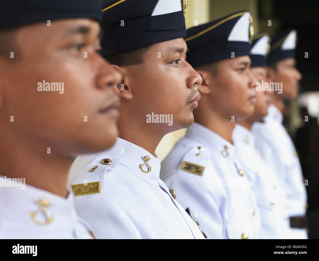 Una fila di militari vestiti con le loro uniformi formale. Foto Stock