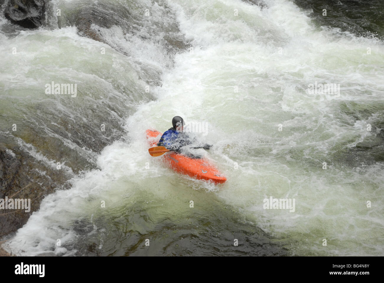 Un kayaker fa il suo modo attraverso le rapide del New Haven fiume in Bristol, Vermont, U.S.A. Foto Stock