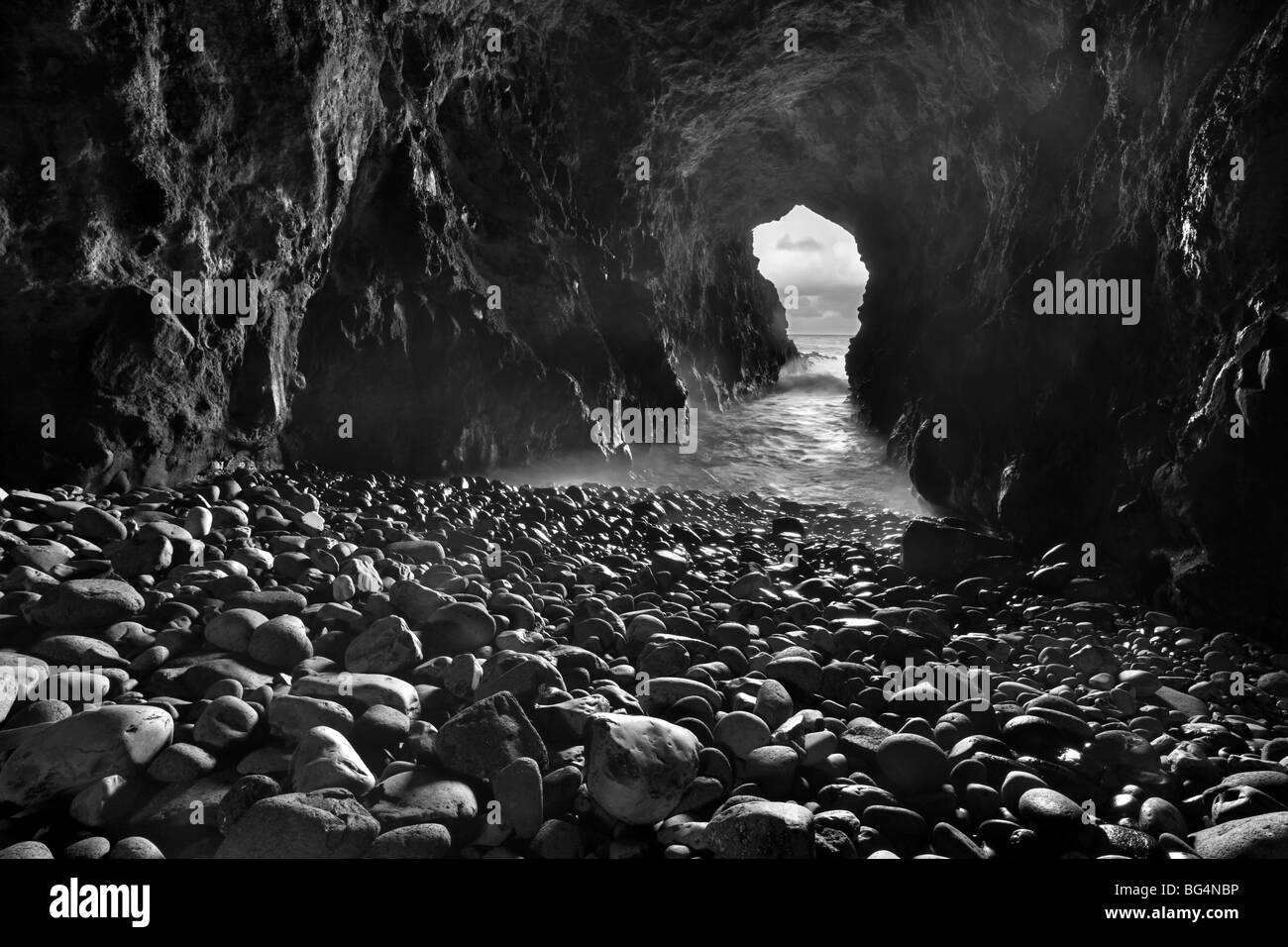 Lugubre atmosfera di Dunluce grotta sulla costa di Antrim. Foto Stock