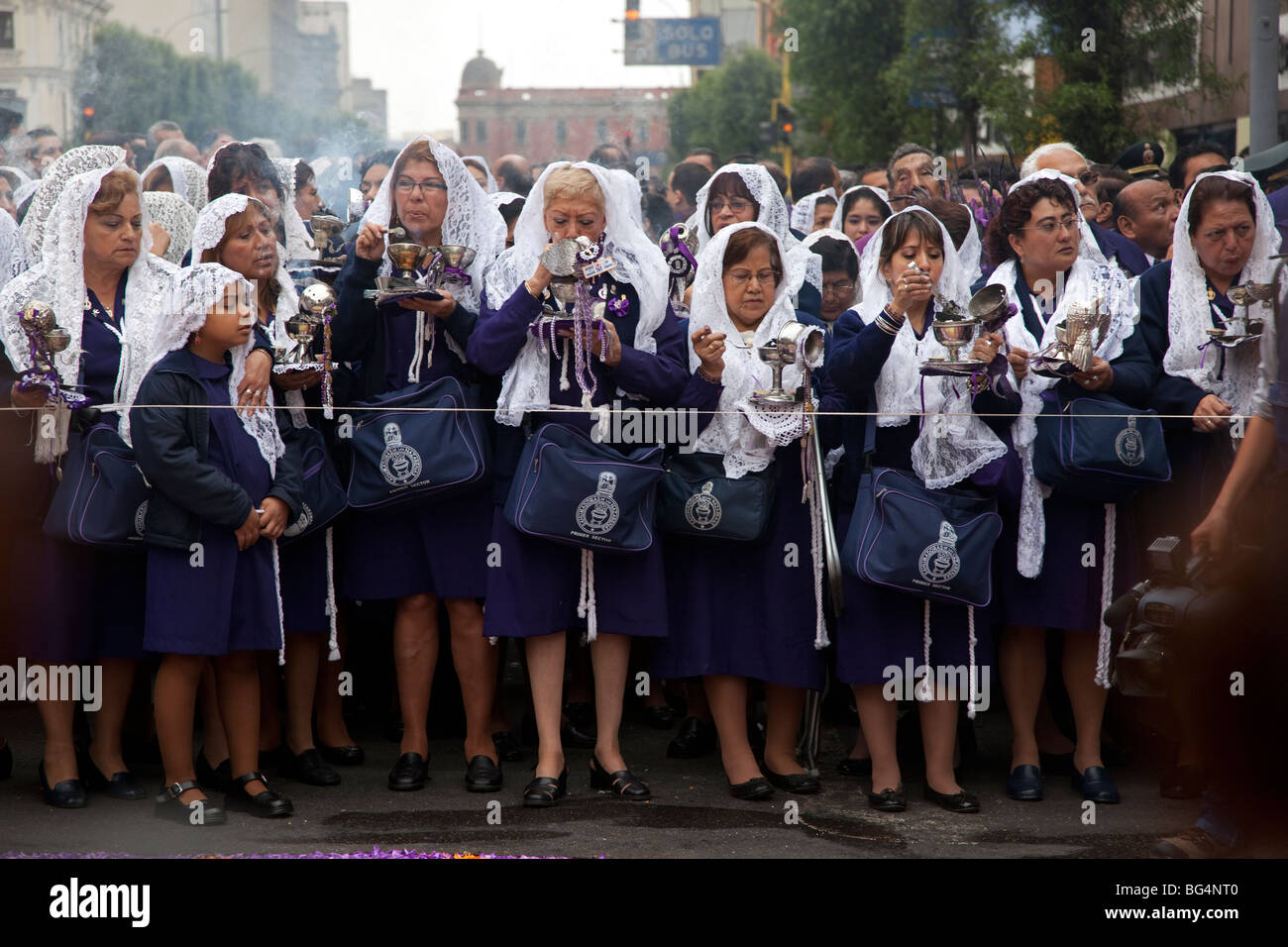 Il Senor de Milagros, o il Signore dei Miracoli processione, in Lima, Perù. Il festival celebra la venerata immagine di un Cristo Nero. Foto Stock