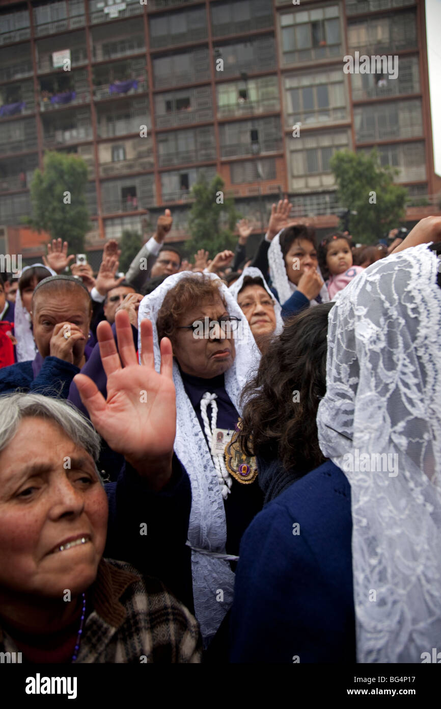 Il Senor de Milagros, o il Signore dei Miracoli processione, in Lima, Perù. Il festival celebra la venerata immagine di un Cristo Nero. Foto Stock