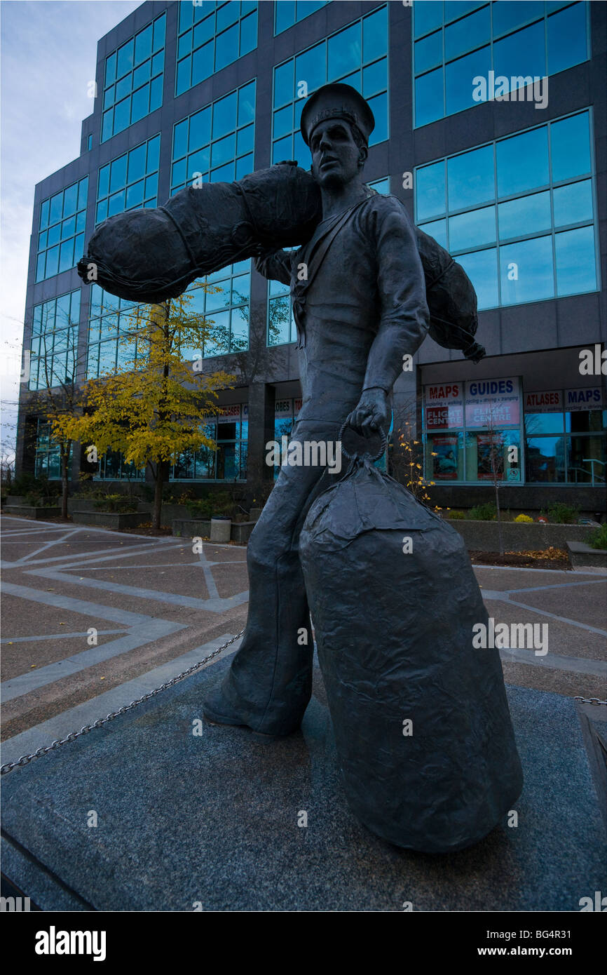 Il Marinaio statua sul lungomare di Halifax è in memoria dei marinai che hanno navigato al di fuori del porto di Halifax. Foto Stock