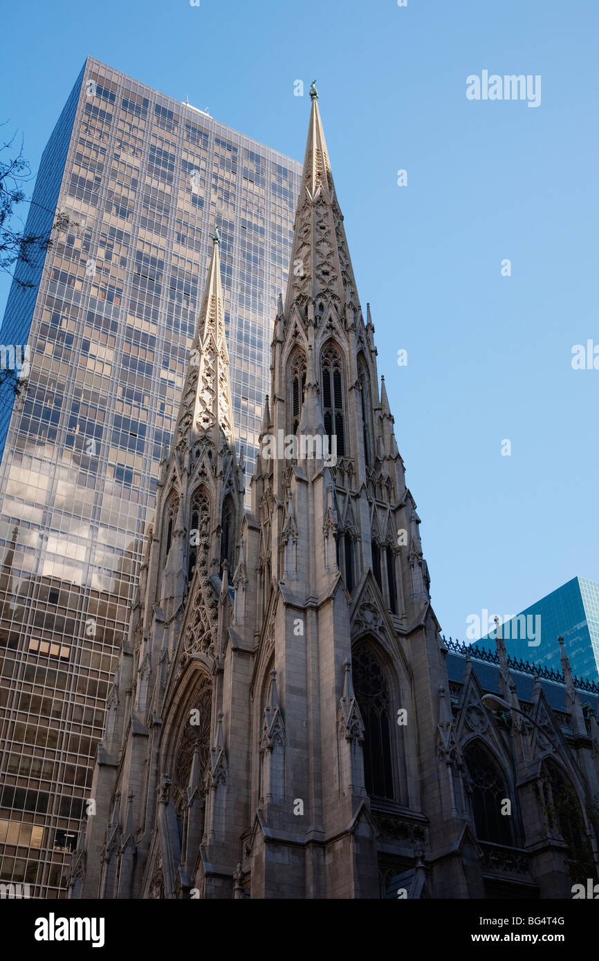 L'architettura gotica della Cattedrale di San Patrizio contrasta con l'Olympic Tower Building, Manhattan, New York, NY, STATI UNITI D'AMERICA. Foto Stock