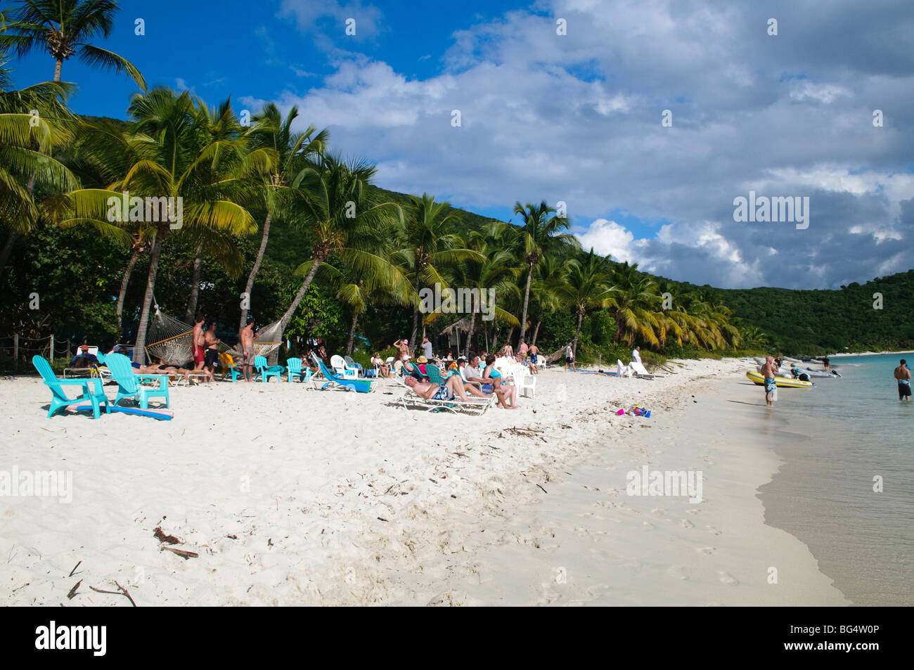 JOST VAN DYKE, Isole Vergini britanniche - il Soggy Dollar Bar, situato sull'incontaminata White Bay di Jost Van Dyke, è un iconico bar sulla spiaggia famoso per la sua atmosfera rilassata e l'invenzione del cocktail Painkiller. I visitatori spesso nuotano a riva dalle loro barche, aggiungendo un'atmosfera unica e rilassata al bar. Foto Stock