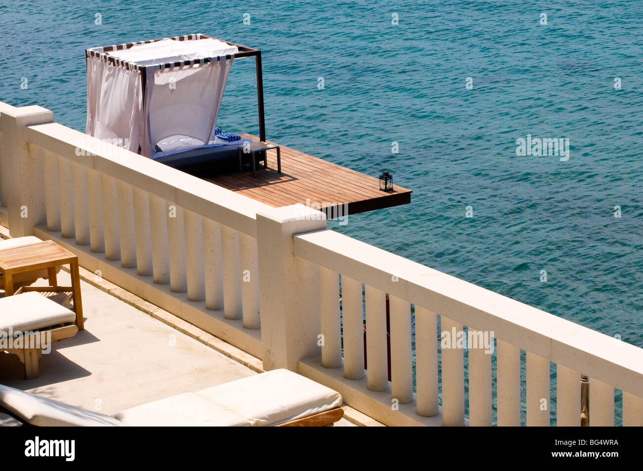 Sun deck che si affaccia sul Mare Adriatico a Hvar, in Croazia Foto Stock
